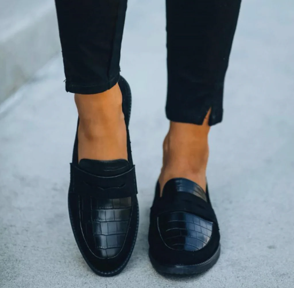 Elegant Women's Flat Shoes - Timeless Style & Comfort