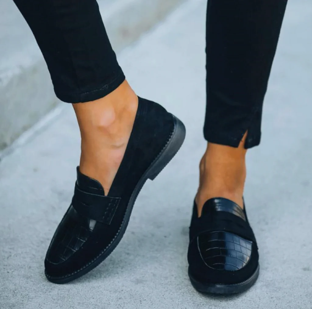Elegant Women's Flat Shoes - Timeless Style & Comfort