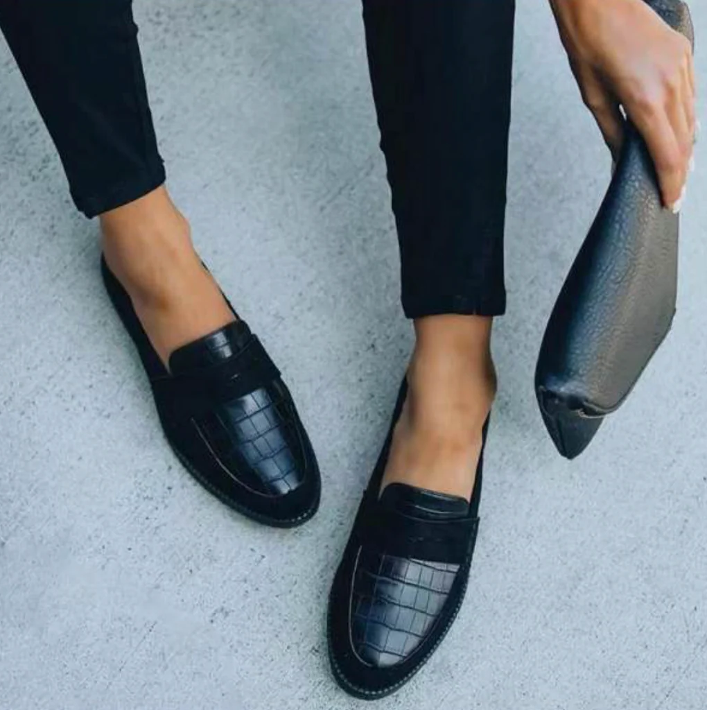 Elegant Women's Flat Shoes - Timeless Style & Comfort